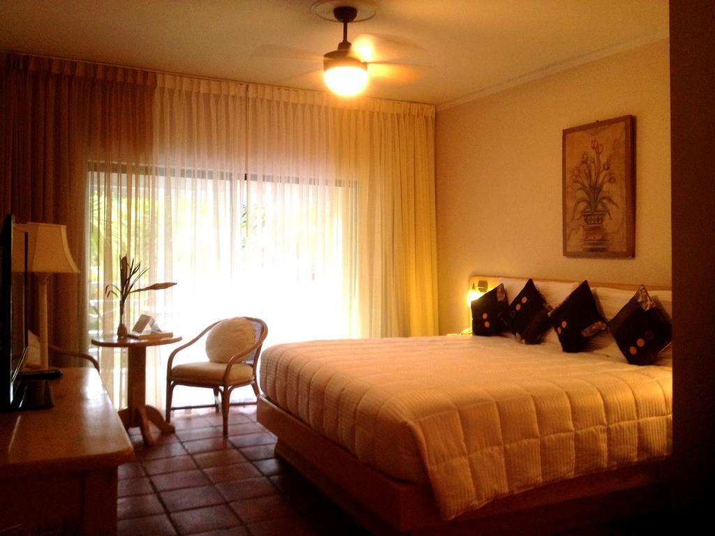 Caribbean Paradise Inn Grace Bay Exterior foto