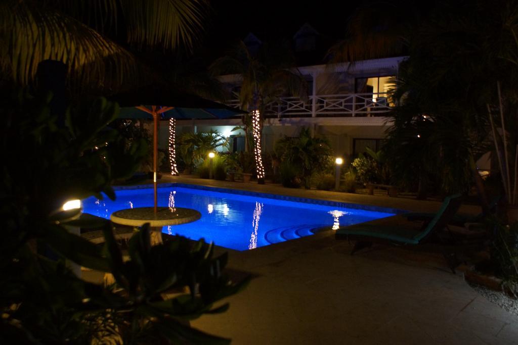 Caribbean Paradise Inn Grace Bay Exterior foto