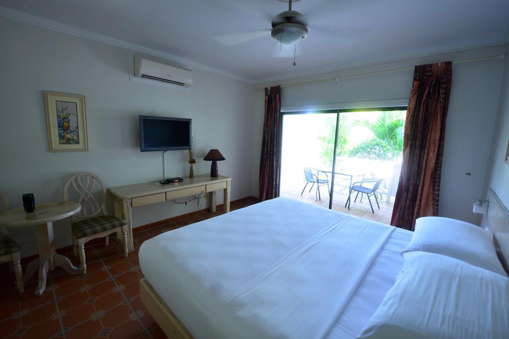 Caribbean Paradise Inn Grace Bay Exterior foto