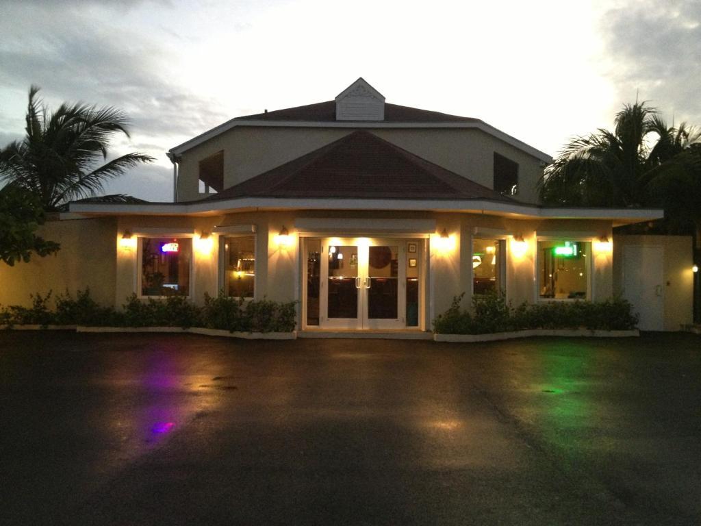 Caribbean Paradise Inn Grace Bay Exterior foto