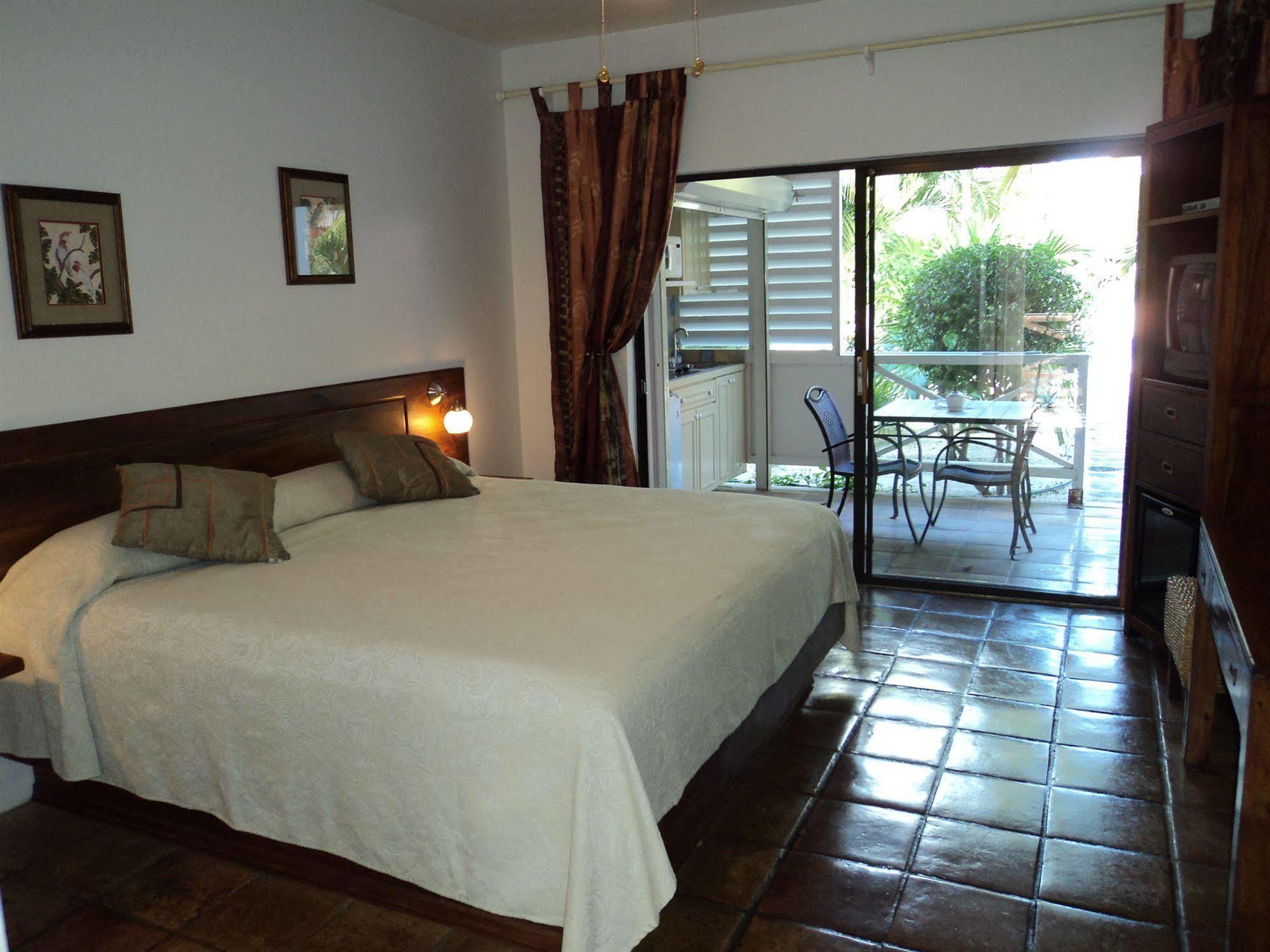 Caribbean Paradise Inn Grace Bay Exterior foto