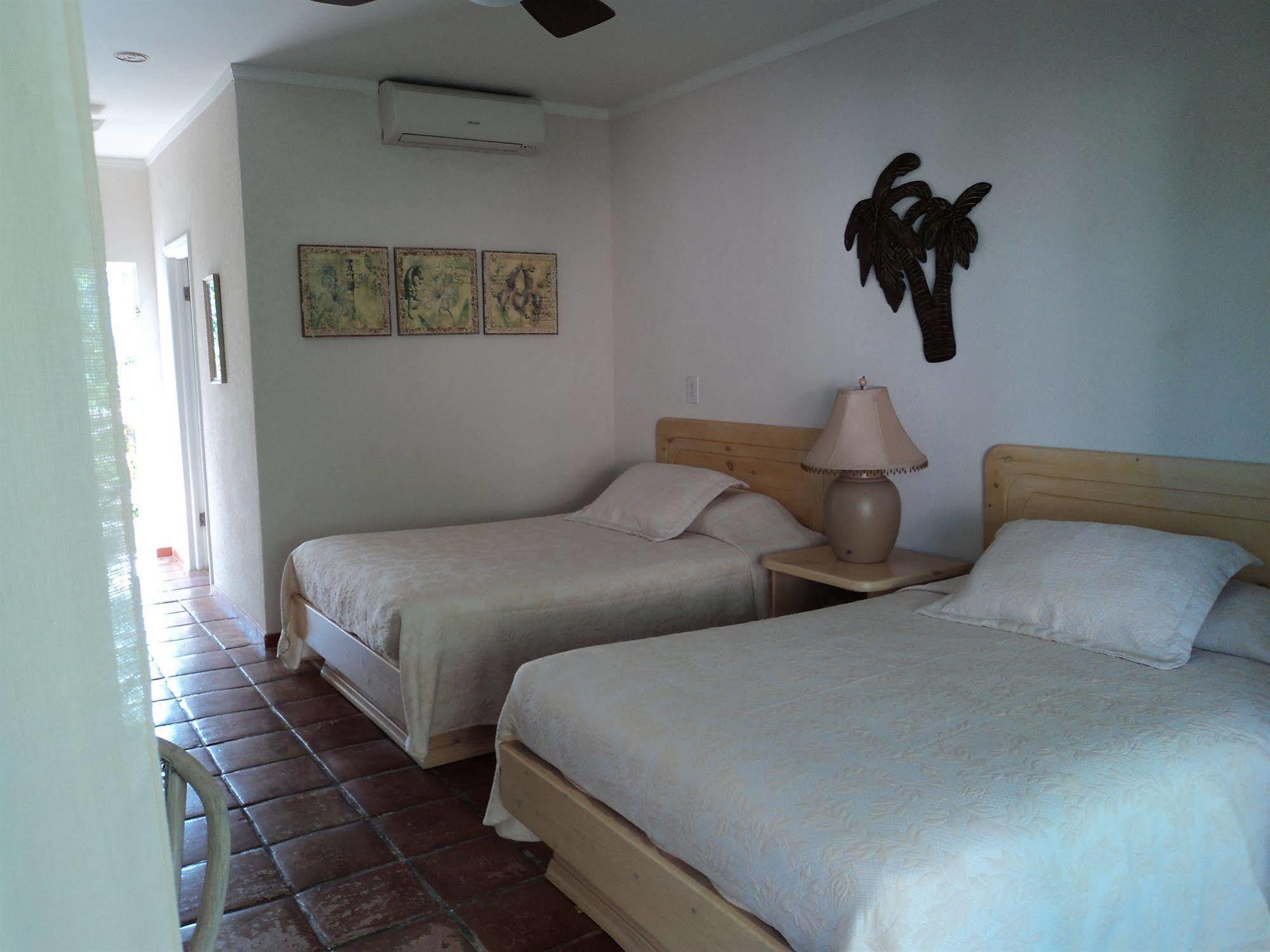 Caribbean Paradise Inn Grace Bay Exterior foto