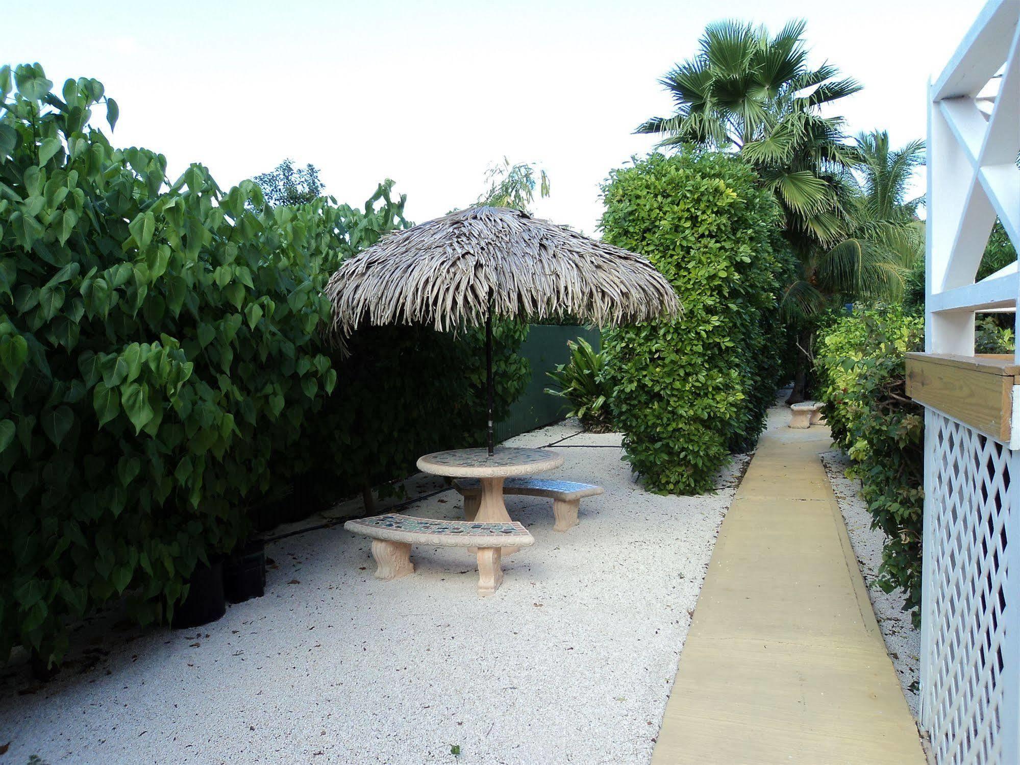 Caribbean Paradise Inn Grace Bay Exterior foto