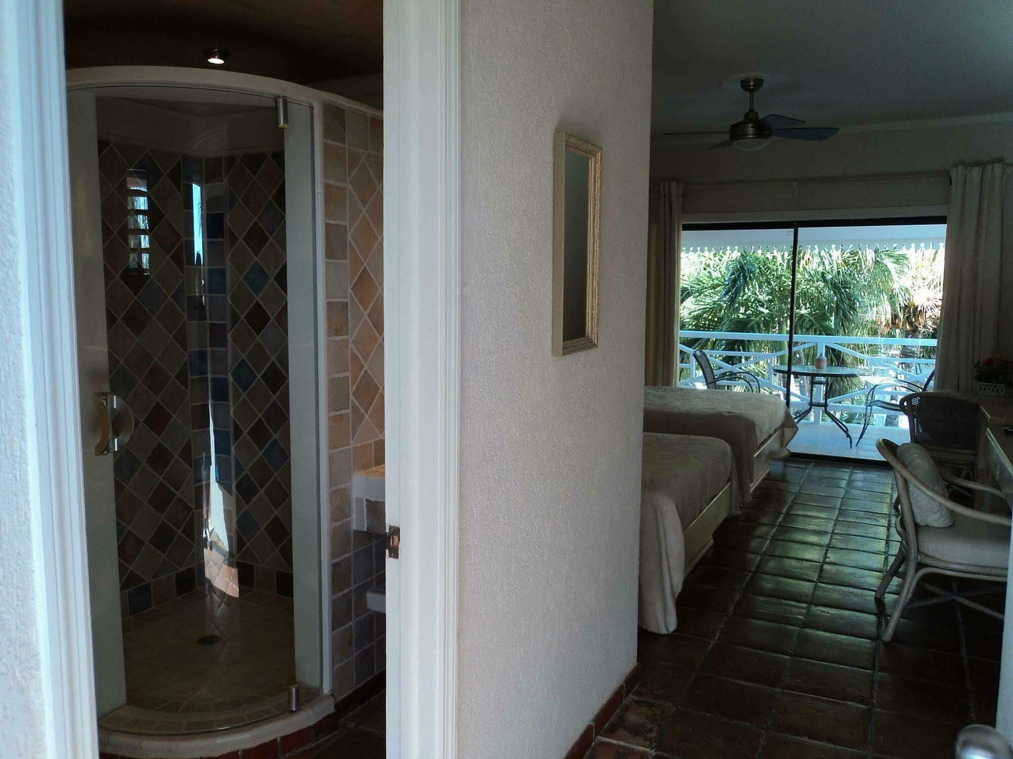Caribbean Paradise Inn Grace Bay Exterior foto